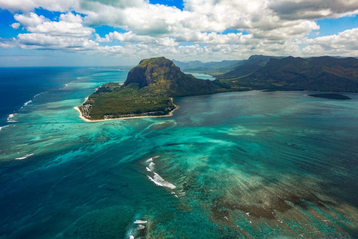 underwater waterfall underwater waterfall